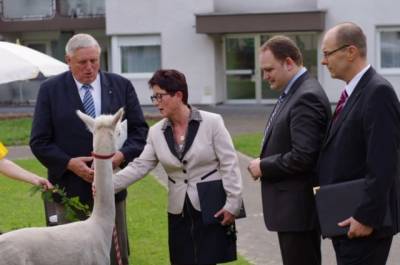Gesundheitsminister Karl-Josef Laumann mag auch Therapietiere